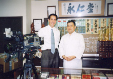 ABC News 取材風景 - 永仁堂新井薬師漢方薬専門店 米国メディア取材 Jim Sciutto特派員
